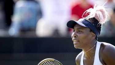 2023-06-13 16:50:31 ROSMALEN - Venus Williams (USA) in actie tegen Celine Naef (SUI) op de tweede dag van het Libema Open tennis toernooi in Rosmalen. ANP SANDER KONING
