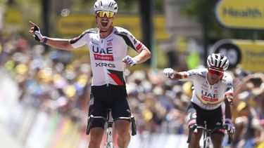epa12669553 Jay Vine (L) of UAE celebrates victory with team mate Jhonatan Narvaez in second place during stage 2, Norwood to Uraidla, 148.1km of the 2026 Men's Tour Down Under professional road bicycle race in Adelaide, Australia, 22 January 2026.  EPA/MATT TURNER EDITORIAL USE ONLY AUSTRALIA AND NEW ZEALAND OUT