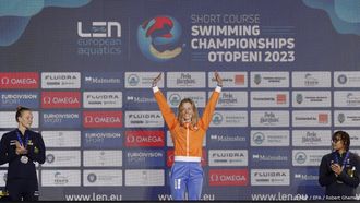 epa11018009 (L-R) Silver medalist Louise Hansson of Sweden, gold medalist Kira Toussaint of the Netherlands and bronze medalist Analia Pigree of France celebrate during the awarding ceremony for the Women's 50m Backstroke final at the LEN European Short Course Swimming Championships in Otopeni, Romania, 08 December 2023.  EPA/ROBERT GHEMENT