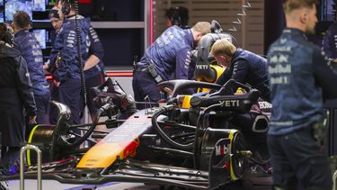 epa12541163 The car of Red Bull Racing driver Yuki Tsunoda of Japan in the garage during the qualifying session for the Formula One Las Vegas Grand Prix on the Las Vegas Strip Circuit, in Las Vegas, Nevada, USA, 21 November 2025. The Las Vegas Grand Prix will take place on 22 November 2025.  EPA/CRISTOBAL HERRERA-ULASHKEVICH