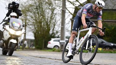 Alpecin-Deceuninck's Dutch rider Mathieu van der Poel competes during the 'E3 Saxo Bank Classic' one day cycling race, 208,8 km from and to Harelbeke on March 28, 2025. 
DIRK WAEM / Belga / AFP
