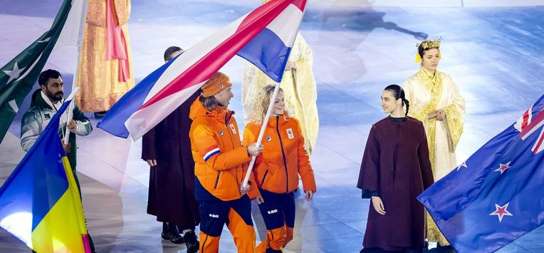 VERONA - Vlaggendragers Jorrit Bergsma en Xandra Velzeboer tijdens de sluitingsceremonie van de Olympische Winterspelen 2026 in de historische Arena di Verona. ROBIN VAN LONKHUIJSEN / ANP