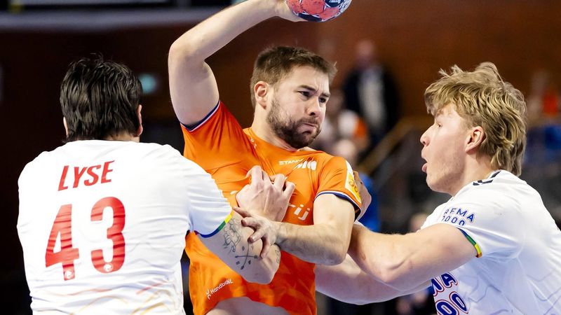 ALMERE - Luc Steins van Nederland in actie tegen Simen Ulstad Lyse van Noorwegen tijdens de Golden League-handbalwedstrijd Nederland - Noorwegen. De handballers bereiden zich voor op het EK. SEM VAN DER WAL / ANP