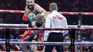 Britain's Tyson Fury (red) and Ukraine's Oleksandr Usyk (blue) compete during their heavyweight world championship rematch at the Kingdom Arena in Riyadh on December 22, 2024. 
AFP