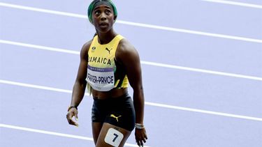epa11518363 Shelly-Ann Fraser-Pryce of Jamaica looks at the score after competing in heat 8 of the Women 100m Round 1 heats in the Athletics competitions in the Paris 2024 Olympic Games, at the Stade de France stadium in Saint Denis, France, 02 August 2024.  EPA/RONALD WITTEK