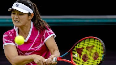 ROSMALEN - Tennisster Arianne Hartono in actie op het internationale tennistoernooi Libema Open. Het gecombineerde Nederlandse tennistoernooi voor mannen en vrouwen wordt twaalf dagen lang gehouden op de grasbanen van Autotron. ANP SANDER KONING