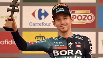 Stage winner Team Bora's German rider Lennard Kamna celebrates on the podium winning the stage 9 of the 2023 La Vuelta cycling tour of Spain, a 184,5 km hilly race from Cartagena to Collado de la Cruz de Caravaca, on September 3, 2023. 
JOSE JORDAN / AFP