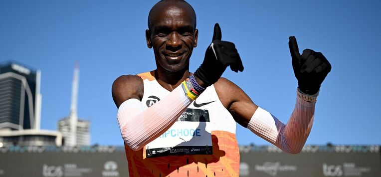 epa12338643 Running legend Eliud Kipchoge of Ethiopia celebrates after crossing the finish line during the 2025 Sydney Marathon in Sydney, Australia, 31 August 2025.  EPA/BIANCA DE MARCHI AUSTRALIA AND NEW ZEALAND OUT  EDITORIAL USE ONLY  EDITORIAL USE ONLY