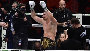 ARNHEM - Kickbokser Rico Verhoeven wint zijn partij  tegen Levi Rigters tijdens de Glory Collision 7 in Gelredome. ANP OLAF KRAAK