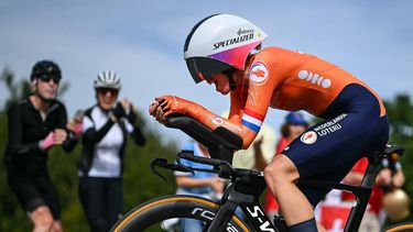 Netherlands' Demi Vollering competes in the women's Elite Individual Time Trial cycling event, 29,9km from Gossau to Zurich, during the UCI 2024 Road World Championships, near Meilen, on September 22, 2024. 
Fabrice COFFRINI / AFP