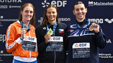 Gold medallist  Czech Republic's Barbora Seemanova (C), silver medallist Netherlands' Marrit Steenbergen (L) and bronze medallist Britain's Freya Colbert (R) pose on the podium of the women's 200m freestyle swimming event during the LEN European Aquatics Championships at the Olympic Aquatic Centre in Saint-Denis, northern suburbs of Paris, on August 13, 2026. 
JULIEN DE ROSA / AFP