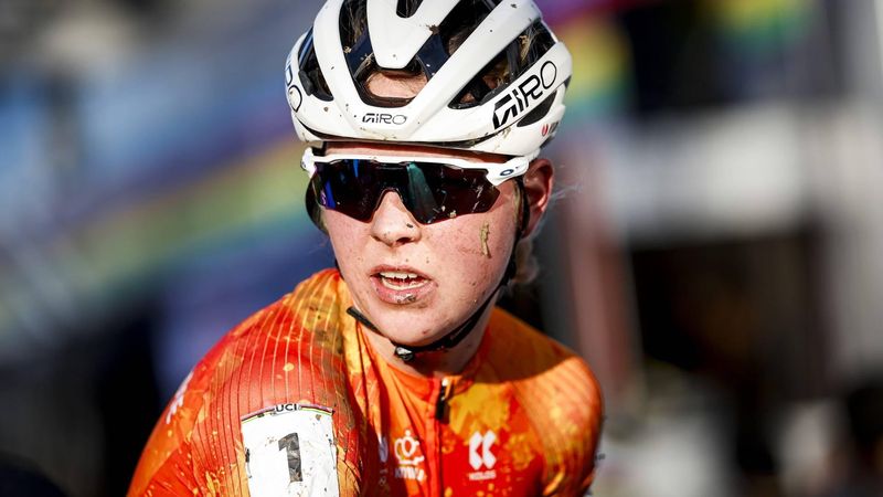 LIEVIN, FRANKRIJK - Wielrenster Fem van Empel (Nederland) wint het WK veldrijden in het Franse Lievin. ANP BAS CZERWINSKI