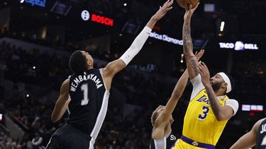 epa11028066 Los Angeles Lakers forward Anthony Davis (R) takes a shot over San Antonio Spurs center Victor Wembanyama of France (L) during the second half of an NBA game between the San Antonio Spurs and the Los Angeles Lakers at the Frost Bank Center in San Antonio, Texas, USA, 13 December 2023.  EPA/ADAM DAVIS SHUTTERSTOCK OUT