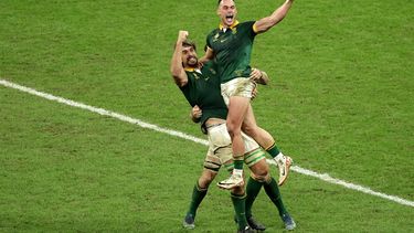 2023-10-28 23:05:05 epa10946134 Eben Etzebeth (L) and Jesse Kriel of South Africa celebrate after their team won the Rugby World Cup 2023 final between New Zealand and South Africa in Saint-Denis, France, 28 October 2023.  EPA/CHRISTOPHE PETIT TESSON