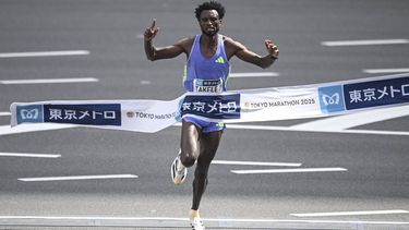 epa11933903 Ethiopia's Tadese Takele finishes in first place to win the men's category of the Tokyo Marathon  in Tokyo, Japan, 02 March 2025.  EPA/YUICHI YAMAZAKI / POOL