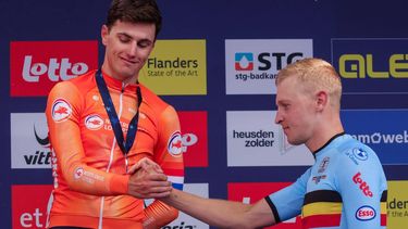 epa11606213 Silver medallist Olav Kooiij of the Netherlands (L) shakes hands with winner Tim Merlier of Belgium during the podium ceremony of the Men Elite Race of the UEC Road European Championships cycling race Limburg-Flanders, a 222.8 Km race from Heusden-Zolder to Hasselt in Hasselt, Belgium, 15 September 2024.  EPA/OLIVIER MATTHYS