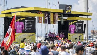 epa13145449 The team presentation of EF Education-Oatly prior to the first stage, a 138 km loop with start and finish in Lausanne, at the 5th edition of the Women's Tour de France cycling race (Tour de France Femmes), in Lausanne, Switzerland, 01 August 2026.  EPA/JEAN-CHRISTOPHE BOTT