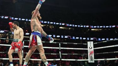 USA's Jake Paul celebrates winning the cruiserweight boxing bout against Mexico's Julio Cesar Chavez Jr. (L) at the Honda Center in Anaheim, California, on June 28, 2025.  
Patrick T. Fallon / AFP
