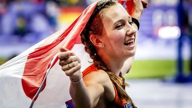 PARIJS - Femke Bol viert haar gouden medaille op het onderdeel 4 x 400m gemengde estafette tijdens de olympische atletiekwedstrijden in Stade de France. ANP REMKO DE WAAL
