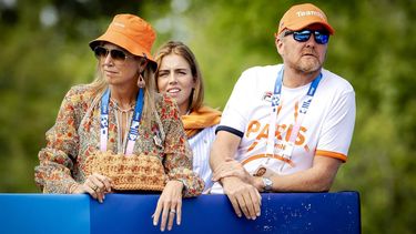 PARIJS - Koningin Maxima, prinses Alexia en koning Willem-Alexander juichen voor mountainbikester Puck Pieterse tijdens de mountainbike crosscountry finale op de Olympische Spelen in Frankrijk. ANP ROBIN VAN LONKHUIJSEN