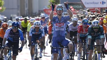 Team Alpecin's Kaden Groves celebrates crossing the finish in first place followed by Team Visma's Wout van Aert (R) and Team Israel Premier Tech 's Corbin Strong (L) at the end of the stage 2 of La Vuelta a Espana cycling tour, a 194 km race between Cascais and Ourem, on August 18, 2024.   
MIGUEL RIOPA / AFP