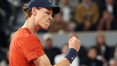 Italy's Jannik Sinner reacts after a point during his men's singles round of sixteen match against France's Corentin Moutet on Court Philippe-Chatrier on day eight of the French Open tennis tournament at the Roland Garros Complex in Paris on June 2, 2024. 
ALAIN JOCARD / AFP