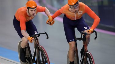 epa11543219 Yoeri Havik and Jan Willem van Schip of the Netherlands compete in the Men's Madison gold medal race at the Track Cycling competitions in the Paris 2024 Olympic Games, at Saint-Quentin-en-Yvelines Velodrome in Saint-Quentin-en-Yvelines, France, 10 August 2024.  EPA/MARTIN DIVISEK