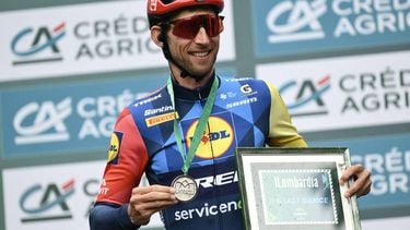 Lidl-Trek's Dutch rider Bauke Mollema holds a medal and a frame commemorating his last cycling race ahead of the start of the 120th edition of the Giro di Lombardia (Tour of Lombardy), a 239km cycling race from Bergamo to Como, in Bergamo on October 10, 2026. 
Marco BERTORELLO / AFP