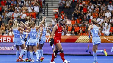 AMSTELVEEN -  Speelsters van Nederland vieren de 2-0 van  Yibbi Jansen van Nederland tijdens de groepsfase wedstrijd op het WK hockey tussen Nederland en Chili in het Wagener Stadion. SEM VAN DER WAL / ANP