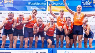AMSTERDAM -  Finn Florijn, Jan van der Bij, Jorn Salverda, Mick Makker, Sander de Graaf, Pieter van Veen, Ralf Rienks, Wibout Rustenburg, stuur Jonna de Vries met medailles op de zevende en laatste dag van de wereldkampioenschappen roeien op de Bosbaan in het Amsterdamse Bos. IRIS VAN DEN BROEK / ANP