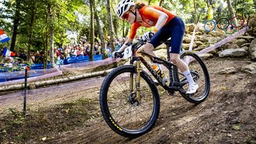 PARIJS - Mountainbikester Puck Pieterse in actie tijdens de crosscountry finale op de Olympische Spelen in Frankrijk. ANP ROBIN VAN LONKHUIJSEN