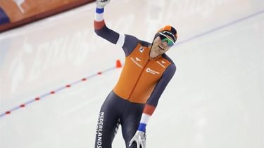 epa11156652 Patrick Roest of the Netherlands celebrates after winning the Men’s 5000m event at the ISU World Speed Skating Single Distances Championships in Calgary, Canada, 15 February 2024.  EPA/TODD KOROL