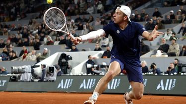 epa11384049 Tallon Griekspoor of the Netherlands in action during his Men's Singles 3rd round match against Alexander Zverev of Germany during the French Open Grand Slam tennis tournament at Roland Garros in Paris, France, 01 June 2024.  EPA/YOAN VALAT