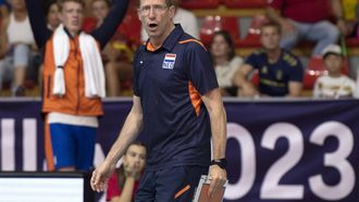 epa10842323 Netherlands head coach Roberto Piazza reacts during the EuroVolley Men 2023 pool C match between North Macedonia and Netherlands in Skopje, North Macedonia, 05 September 2023.  EPA/GEORGI LICOVSKI