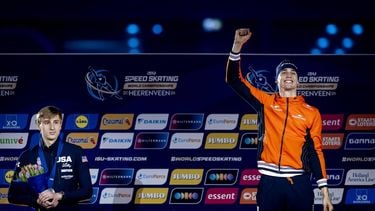 HEERENVEEN - Jordan Stolz (USA) en Jenning De Boo (NED) tijdens de huldiging van het WK sprint mannen tijdens de tweede dag van de WK allround en sprint in ijsstadion Thialf. SEM VAN DER WAL / ANP