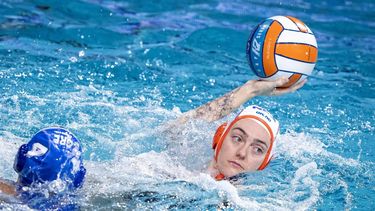 EINDHOVEN - Sabrina Van Der Sloot van het Nederlandse waterpoloteam (v) in actie tegen Griekenland op het EK waterpolo. ANP SANDER KONING