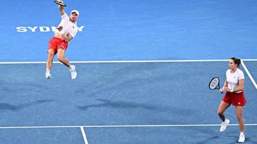 epa12640429 Katarzyna Kawa (R) and Jan Zielinski of Poland in action during the USA vs Poland semi-finals mixed doubles match against Coco Gauff and Christian Harrison of USA in the United Cup tennis tournament in Sydney, Australia, 10 January 2026.  EPA/DAN HIMBRECHTS AUSTRALIA AND NEW ZEALAND OUT    EDITORIAL USE ONLY
