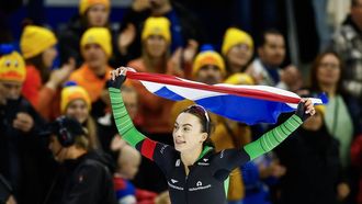 HEERENVEEN - Femke Kok juicht na het winnen van de 500 meter voor vrouwen tijdens de eerste dag van het NK afstanden in Thialf. De olympische winter werd afgetrapt met het driedaagse schaatstoernooi. ANP VINCENT JANNINK