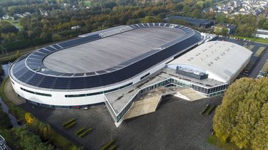 HEERENVEEN - Dronefoto van het exterieur van Thialf. Nederlandse topschaatsers hebben in een brief aan de Rijksoverheid gepleit voor een financiele bijdrage van 20 miljoen euro voor het schaatsstadion. Het geld is nodig voor onderhoud en de aanschaf van nieuwe apparatuur in Thialf dat al jaren met financiele problemen kampt. ANP VINCENT JANNINK