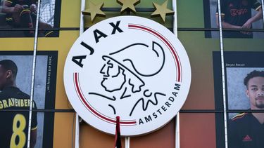 AMSTERDAM - Het voetbalstadion en logo van Ajax, een dag na het abrupte vertrek van Marc Overmars als directeur voetbalzaken. Overmars heeft gedurende een langere periode grensoverschrijdende berichten gestuurd aan vrouwelijke collega's. ANP JEROEN JUMELET