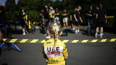 epa12211998 A young cycling fan watches the team Visma-Lease a Bike riders preparing for a training session before the start of the Tour de France cycling in Lillle Metropole, France, 03 July 2025. The Tour de France 2025 will kick-off on 05 July with the 1st stage over 184,9km in Lille Metropole.  EPA/MARTIN DIVISEK