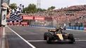epa12281904 McLaren driver Lando Norris of Britain crosses the finish line first and wins the Formula 1 Hungarian Grand Prix at the Hungaroring racetrack in Mogyorod near Budapest, Hungary, 03 August 2025.  EPA/ANNA SZILAGYI / POOL