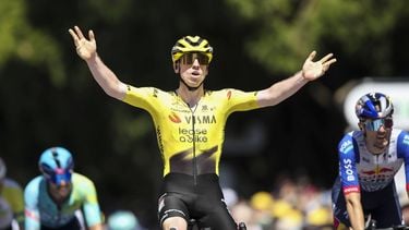 epa12678942 Matthew Brennan of Team Visma - Lease a Bike wins stage 5, Stirling circuit, 169.8km of the 2026 Men's Tour Down Under professional road bicycle race in Adelaide, Australia, 25 January 2026.  EPA/MATT TURNER AUSTRALIA AND NEW ZEALAND OUT