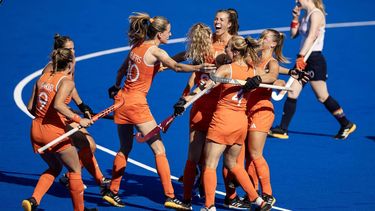 PARIJS - Xan de Waard (r) krijgt de felicitatie's na het scoren van 1-0 tijdens de kwartfinale hockey bij de vrouwen tussen Nederland en Groot-Brittannie. ANP REMKO DE WAAL