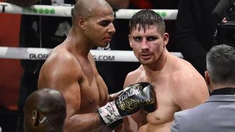 ARNHEM - Kickbokser Rico Verhoeven wint zijn partij  tegen Levi Rigters tijdens de Glory Collision 7 in Gelredome. ANP OLAF KRAAK