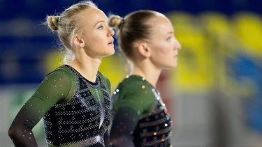 GENT - Lieke Wevers (l) en Sanne Wevers tijdens de warming-up voorafgaand aan de olympische kwalificatiewedstrijd. Het is de laatste kans voor de vrouwen om zich te kwalificeren voor het Nederlandse team.. ANP IRIS VAN DEN BROEK