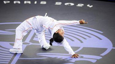 PARIJS - India Sardjoe in actie tegen 671 van China tijdens de kwalificatie breaking voor B-girls op het Place de la Concorde op de Olympische Spelen. ANP IRIS VAN DEN BROEK