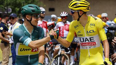 epa11454535 Yellow jersey Slovenian rider Tadej Pogacar (R) of UAE Team Emirates greets green jersey Norwegian rider Jonas Abrahamsen of Uno-X Pro Cycling Team at the starting line of the fifth stage of the 2024 Tour de France cycling race over 177km from Saint-Jean-de-Maurienne to Saint Vulbas, France, 03 July 2024.  EPA/KIM LUDBROOK