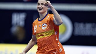 epa11003998 Yvette Broch of the Netherlands reacts during the IHF Women's World Handball Championship group G match between the Netherlands and Argentina, in Frederikshavn, Denmark, 30 November 2023.  EPA/Henning Bagger  DENMARK OUT