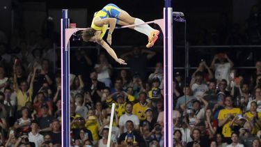 epa11528837 Armand Duplantis of Sweden clears the bar at 6.25m to set a new world record in the Men Pole Vault final of the Athletics competitions in the Paris 2024 Olympic Games, at the Stade de France stadium in Saint Denis, France, 05 August 2024.  EPA/RONALD WITTEK